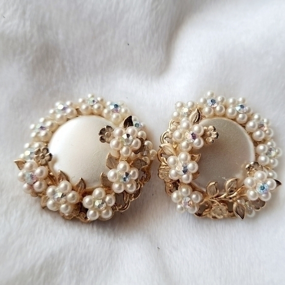 VINTAGE 60S 70S CLIP ON PEARLESCENT EARRINGS - Picture 1 of 6